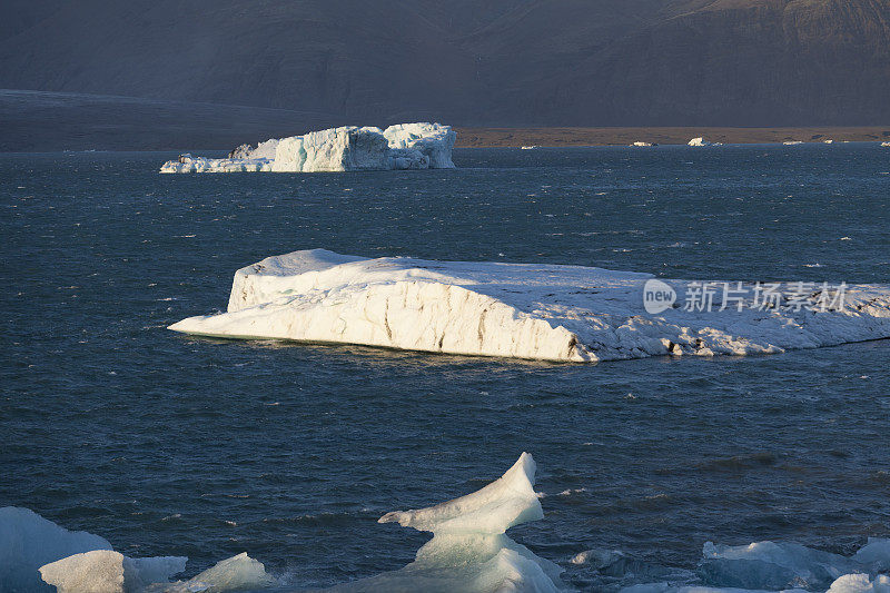 iceberg floating at jökulsárlón lagoon, iceland